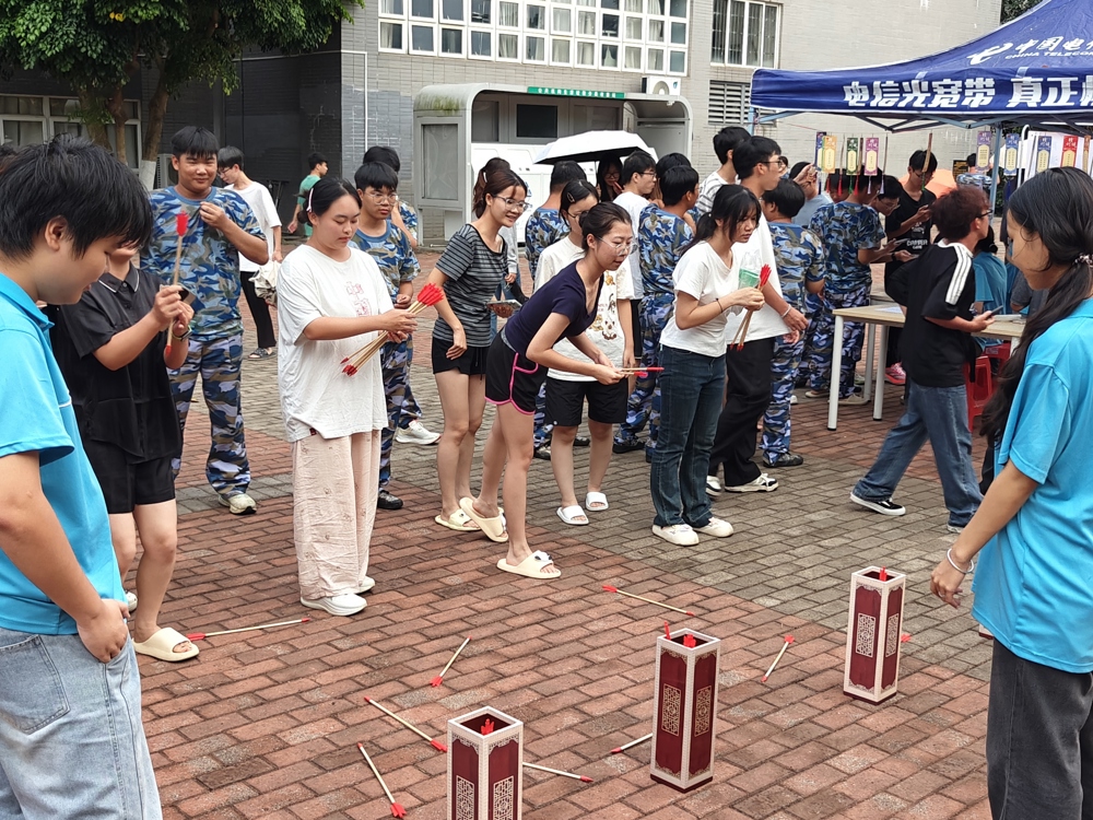 “近水楼台先得月”游戏环节 “近水楼台先得月”游戏环节