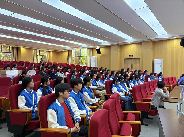 同学们聆听财务讲座