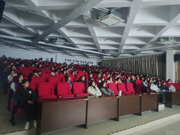 同学们认真观看影片 同学们认真观看影片