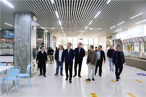 校领导带队在官塘校区食堂检查