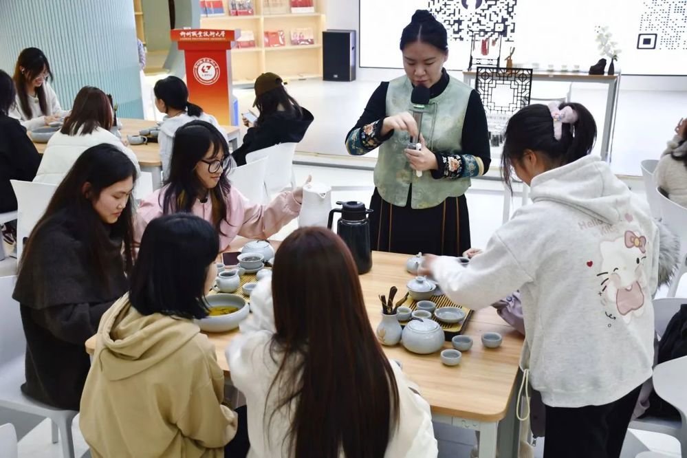 陈婉仪老师指导学生体验泡茶