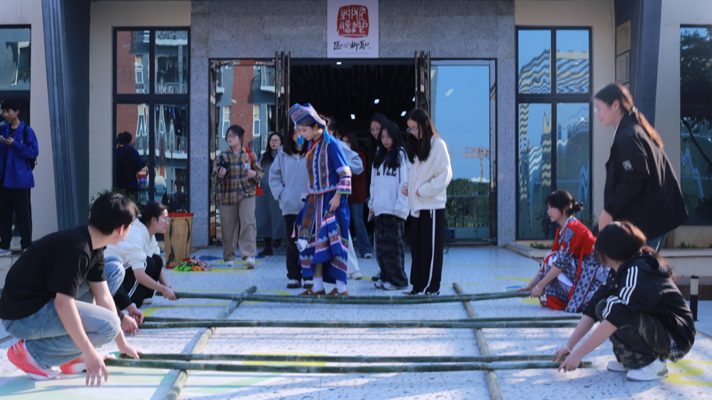 师生体验“广西三月三”竹竿舞