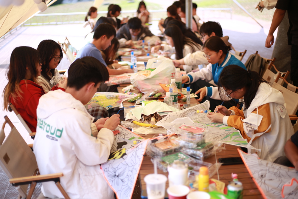 同学们在风筝上绘制春日图景