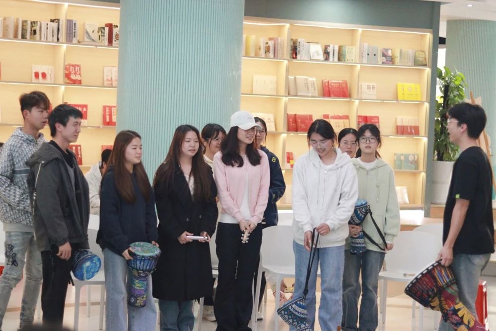 同学们组队进行乐器演奏