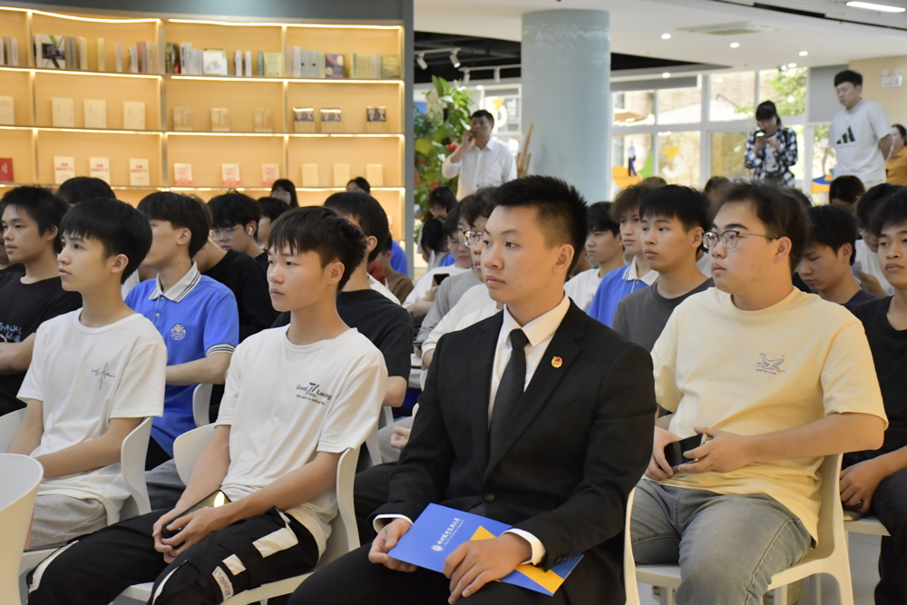 师生认真聆听讲座