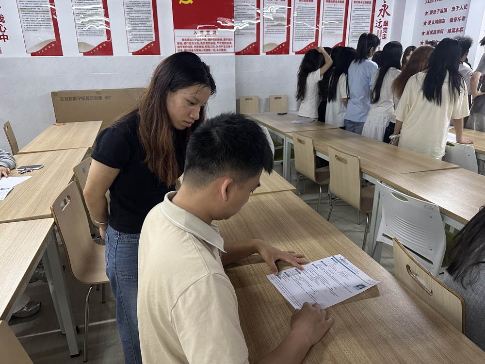 辅导员黄磊一对一指导学生优化简历