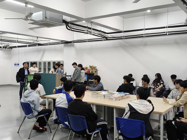 指导老师凌华亮给协会做技术培训计划指导