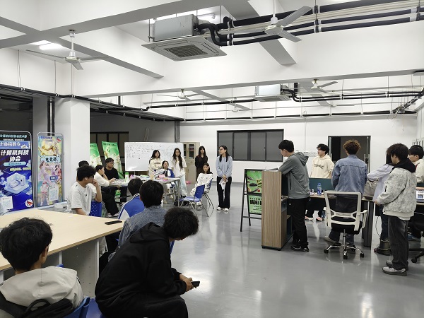 指导老师周虹为社团新学期工作做动员