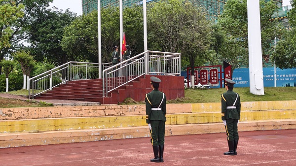 电子信息工程学院举行''青春逢盛世，文明伴我行''主题升旗仪式暨“E匠・文明”素养提升工程启动仪式