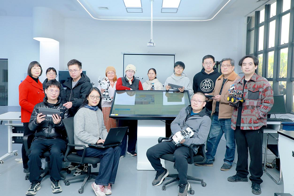 软件技术专业教师在云物大智实训室