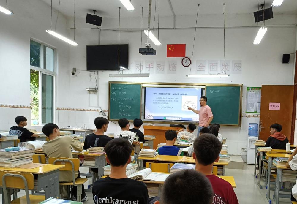 肖聚德老师在课堂教学中