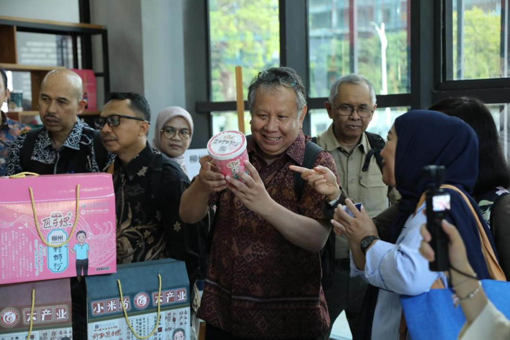 代表团参观螺蛳粉产业学院