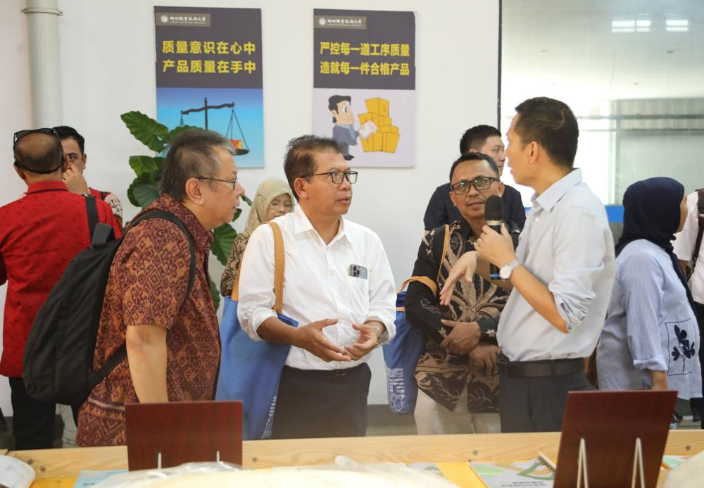 代表团参观机电工程学院