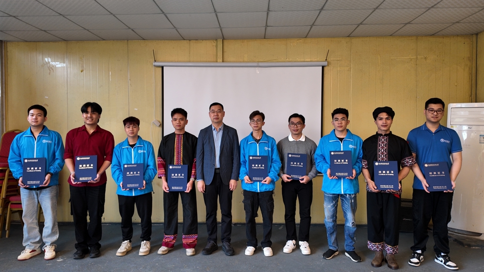 邱福明为越南学生颁发结业证书