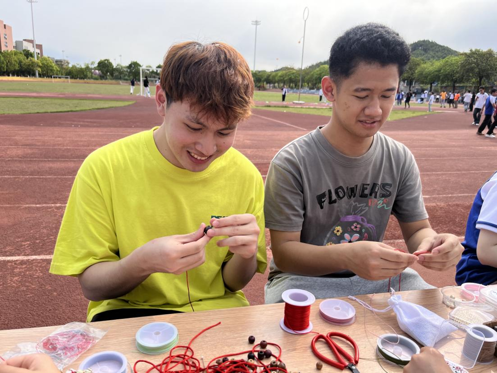 留学生正在体验民族民俗文化