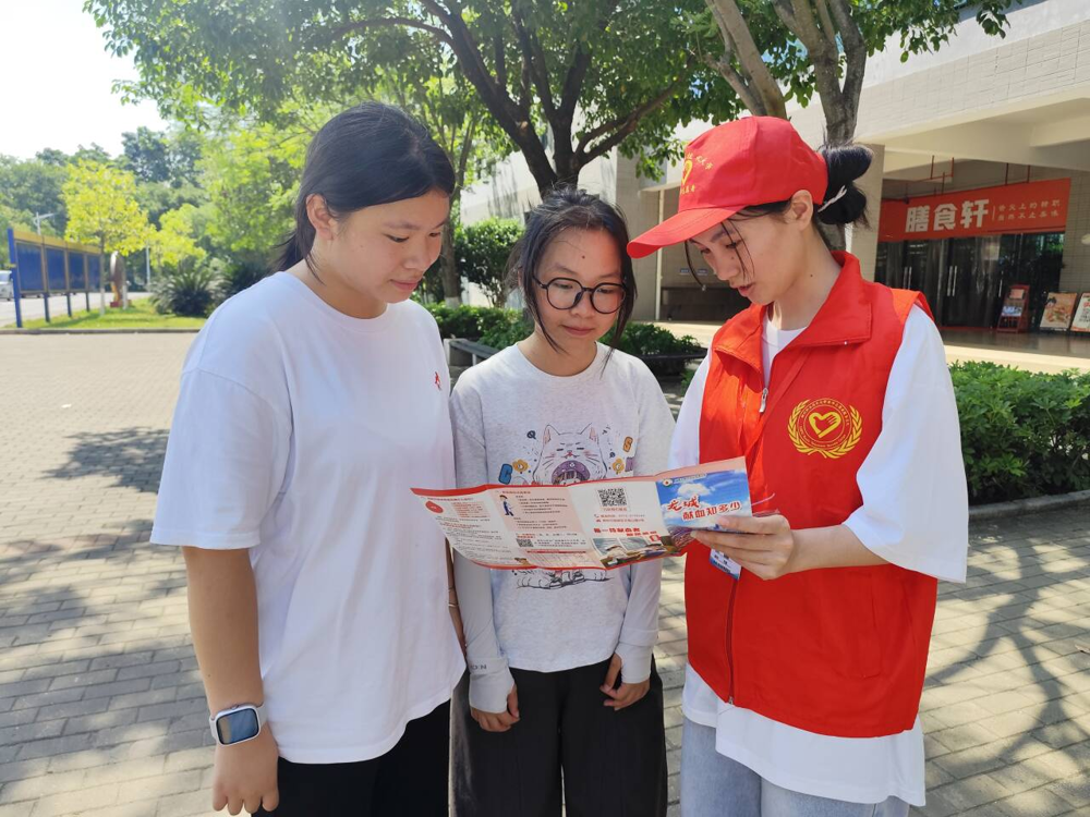五四精神传薪火 热血青春显担当——米乐官网顺利开展献血车进校园志愿活动