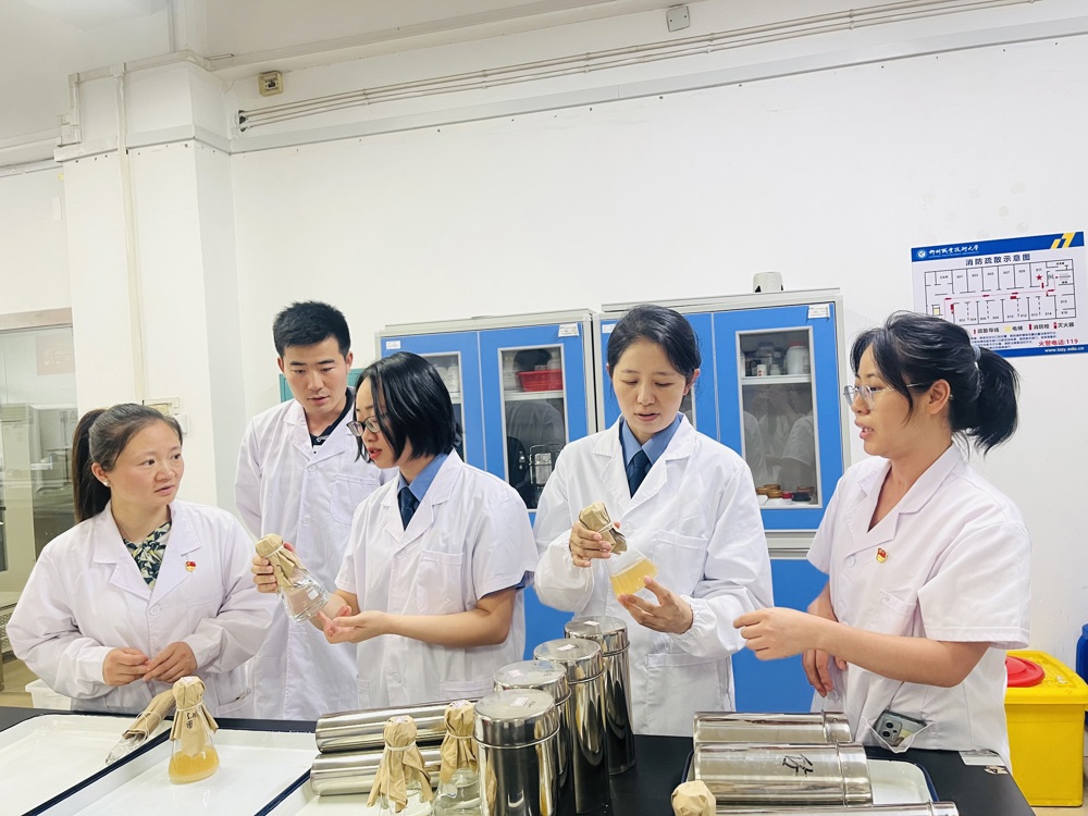 检察院工作人员与师生党员交流