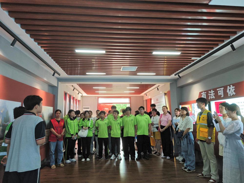 同学们认真聆听志愿者讲解