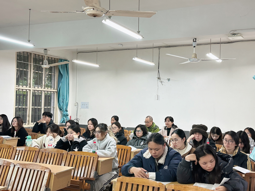 与学生同听课