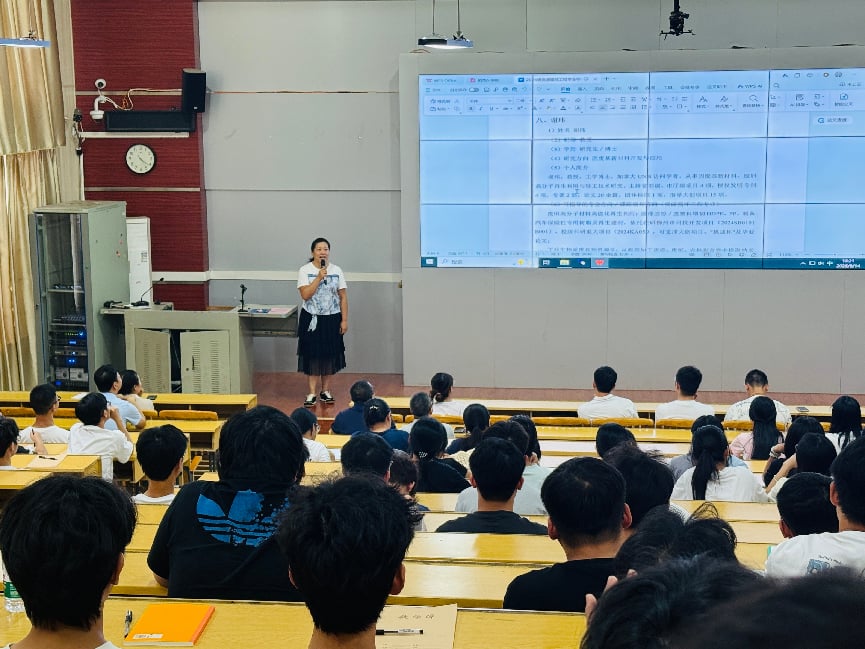 导师在见面会上作自我介绍