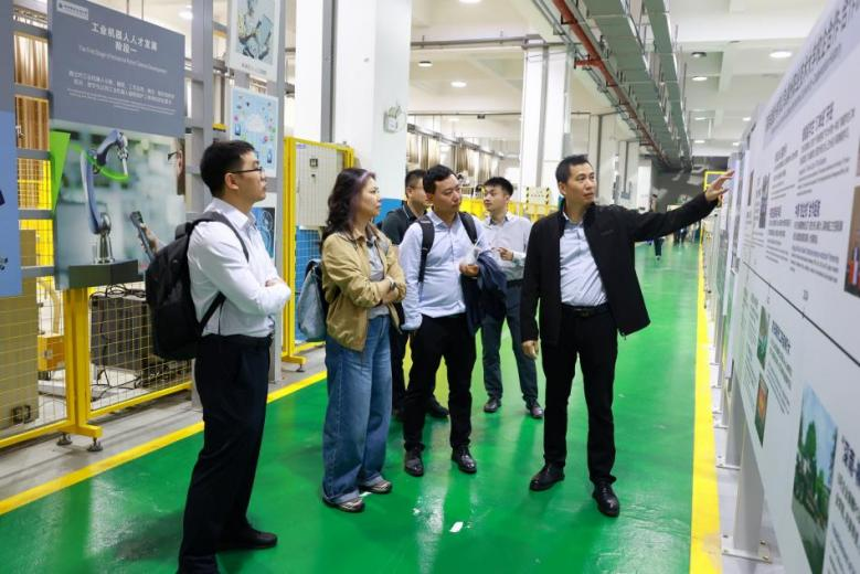 企业嘉宾参观实训场地