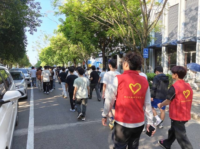 志愿者带新生逛校园 志愿者带新生逛校园