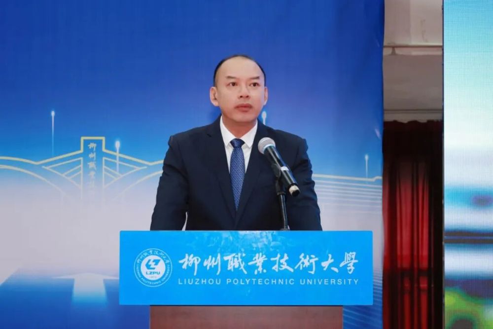 校党委副书记、校长甘金明作报告