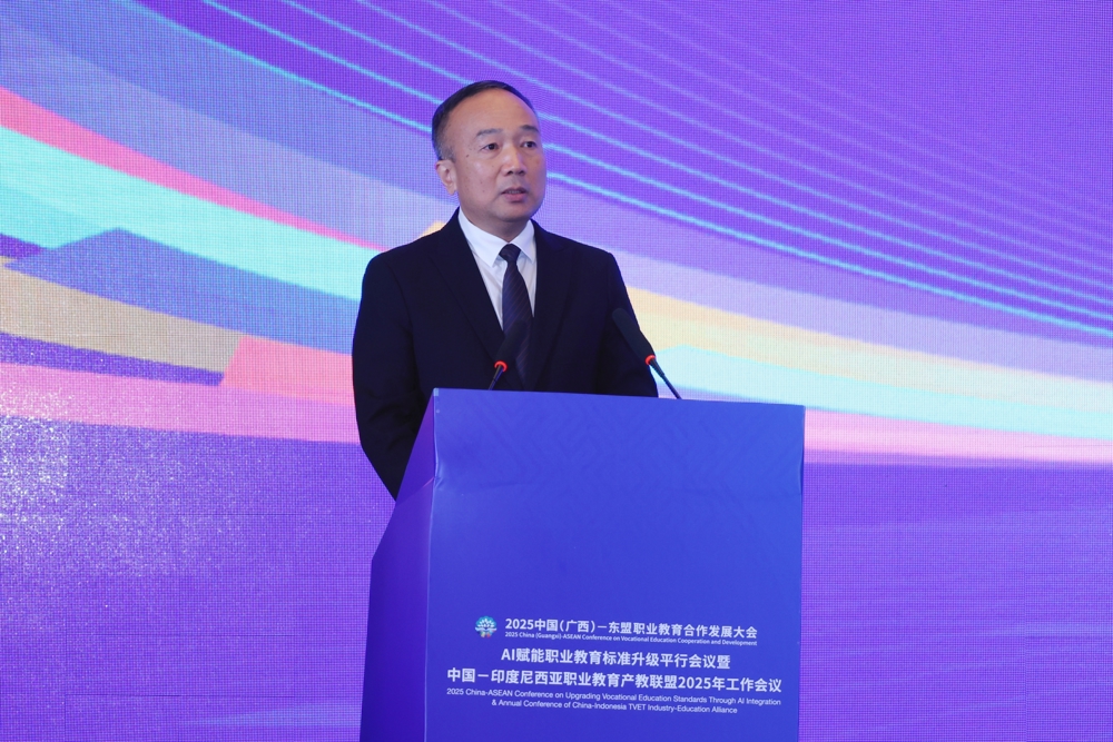 Huang Qingyun delivered a speech