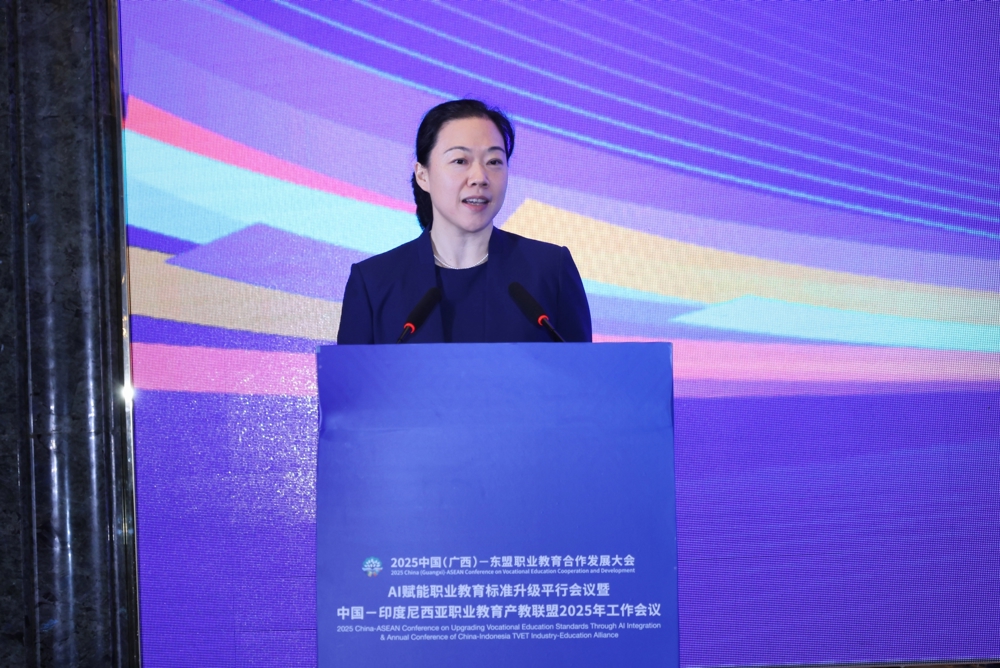 Hu Lan delivered a speech