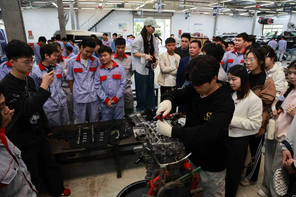 LZPU Students Conducting Hands-on Engine Disassembly