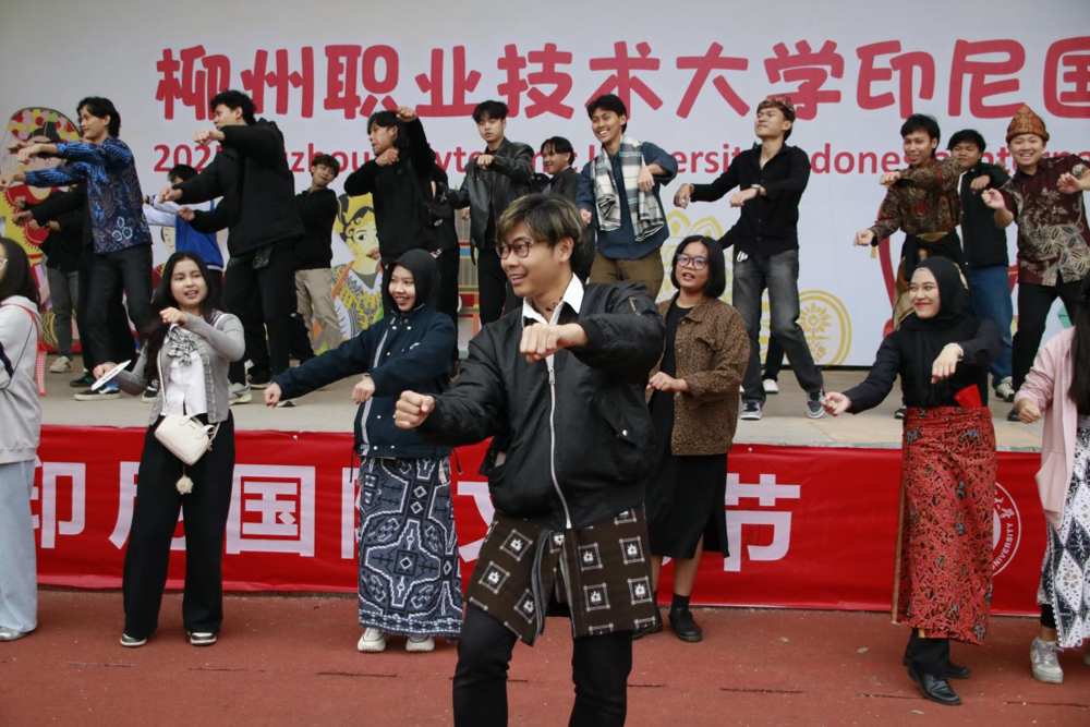 Chinese and International Students Perform an Indonesian Traditional Dance Together