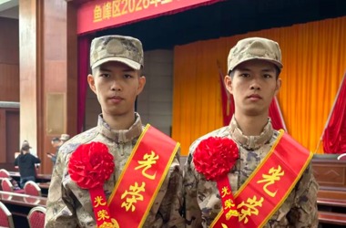 米乐官网双胞胎学子携手入伍