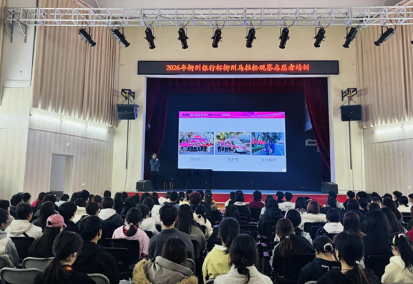 学生在认真听培训讲解