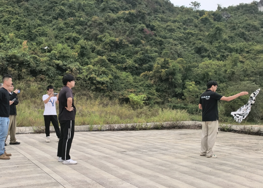 协会成员代表在实践基地学习航模飞行