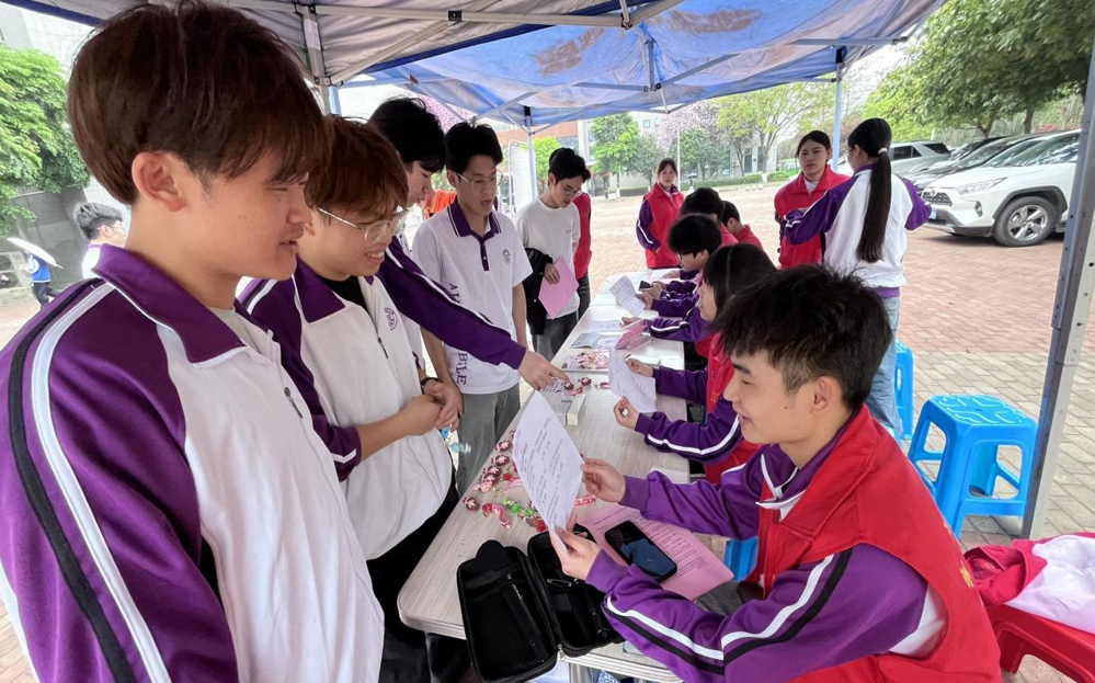 汽车工程学院学生党支部开展“绿动校园·安全护航——大学生出行安全科普”主题党日活动