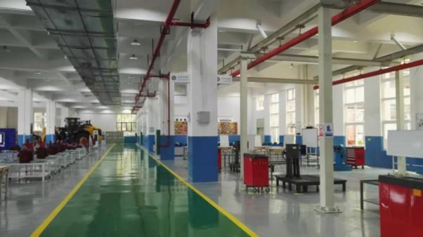 该体验中心是米乐官网与柳工共建，2019年被教育部认定为国家级生产性实训基地