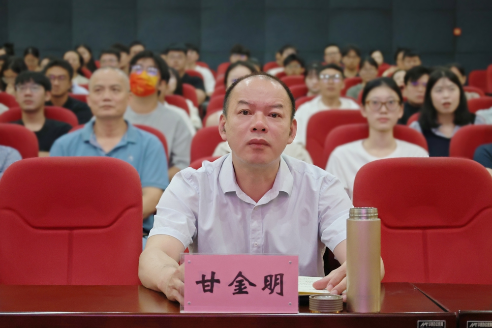 甘金明在学校分会场参会