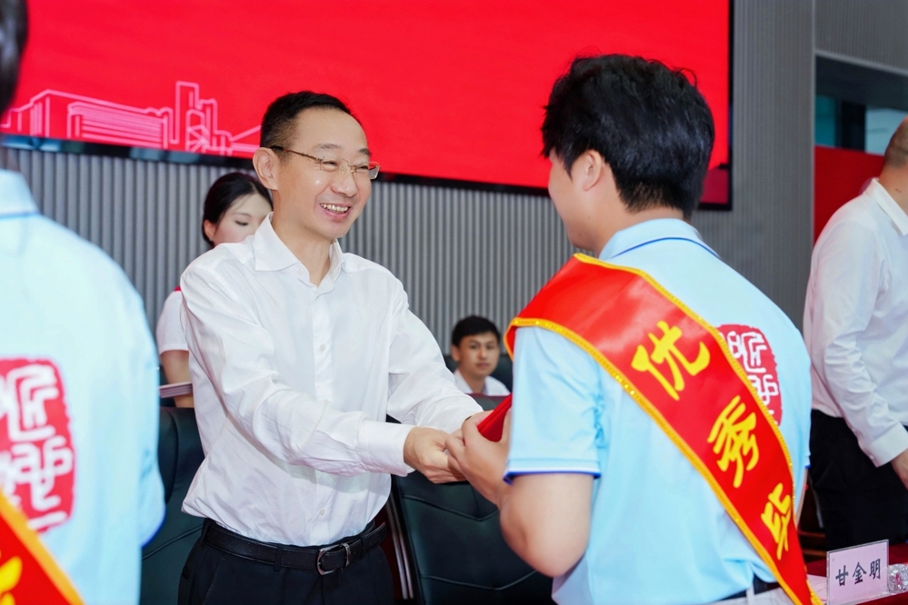 校党委书记刘子林为优秀毕业生颁发证书 校党委书记刘子林为优秀毕业生颁发证书