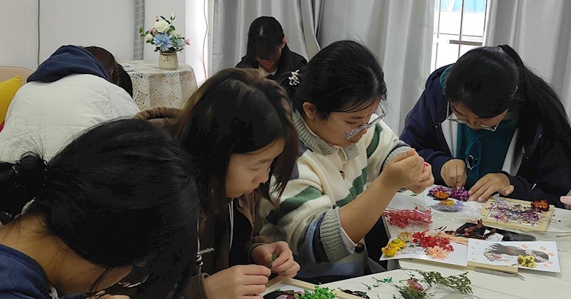 米乐官网心理中心举办“内在探索，让心自由”主题拼贴画心理健康教育活动