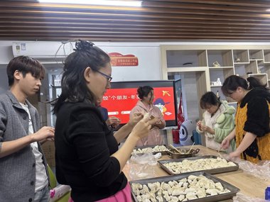 情暖冬至话传统 饺香凝聚同窗情——艺术学院2024影视动画2班党建工作站共庆佳节