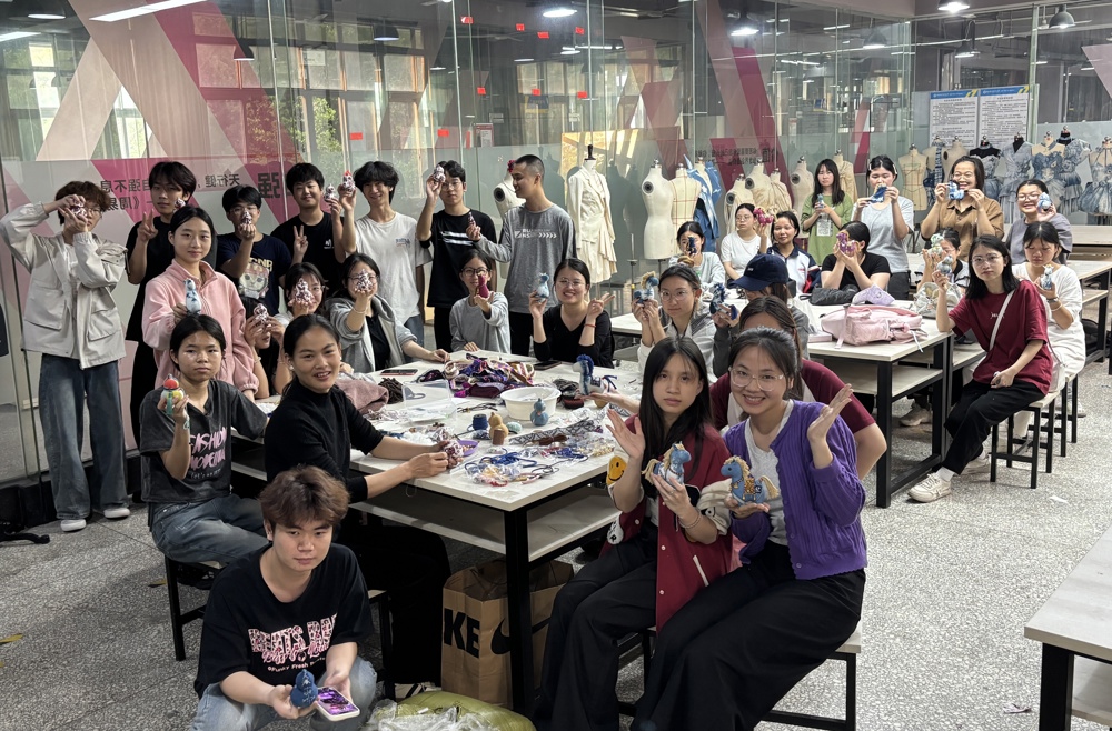 同学们展示自己制作的植物染布偶作品