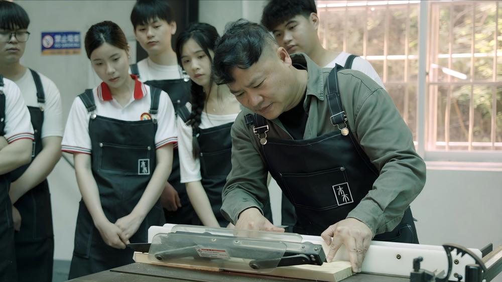 图3-教师在实训室为学生授课