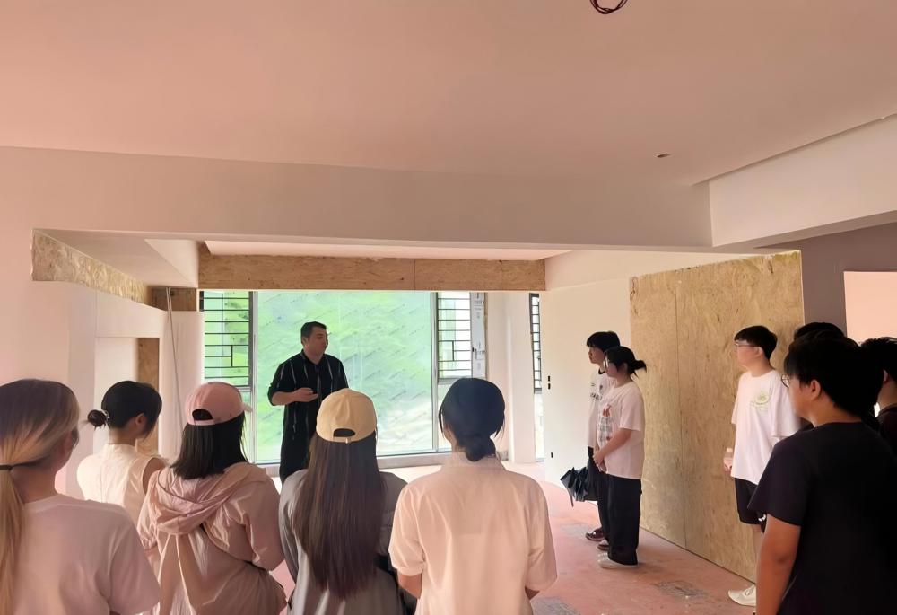 图4-企业教师带领学生到项目现场进行实践教学