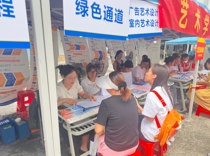 暖心护航逐梦启航——艺术学院迎新绿色通道温情助力新生报到